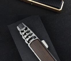 Merkloos Turbo Jetflame Aansteker - Gasbrander - Vuurwerk Torch - Crème Brûlée Brander - BBQ En Sigaren Aansteker - Windproof - Walnoothout Met Grijze Metalen Behuizing -Beste Barbecue Grill winkel 1200x1028 5