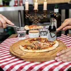 Boska Pizzaplank Friends L - BBQ Accessoires - Eikenhout - Handige Opvanggeul - Ø 34 Cm -Beste Barbecue Grill winkel 1200x1200 461