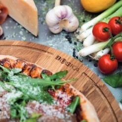 Boska Pizzaplank Friends L - BBQ Accessoires - Eikenhout - Handige Opvanggeul - Ø 34 Cm -Beste Barbecue Grill winkel 1200x1200 462