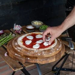 Boska Pizzaplank Friends L - BBQ Accessoires - Eikenhout - Handige Opvanggeul - Ø 34 Cm -Beste Barbecue Grill winkel 1200x1200 470