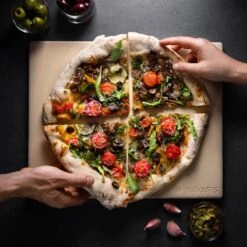Navaris Pizzasteen XL Voor Oven En Barbecue - Rechthoekige Pizzaplaat 38 X 30 Cm - Inclusief Pizzaschep Met Extra Lang Handvat En Receptenboek -Beste Barbecue Grill winkel 1200x1200 743