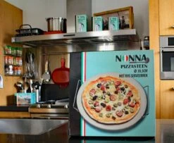Nonna Pizzasteen Ø30,5 Met RVS Serveerrek - Stenen Pizzaplaat / Ovenplaat (11mm Dik) Voor Oven En Barbecue (BBQ) - Maximaal 600 Graden Celcius -Beste Barbecue Grill winkel 1200x985