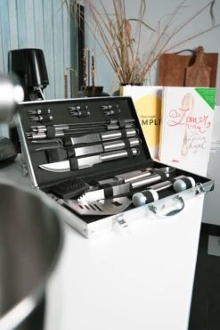 Sens Design BBQ Accesoires - 18 Delig - BBQ Gereedschapset Koffer -Beste Barbecue Grill winkel 801x1200 1